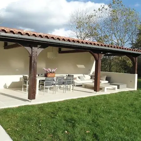 Very Spacious And Luxurious On Quiet Estate 1880 With Pool Holiday home