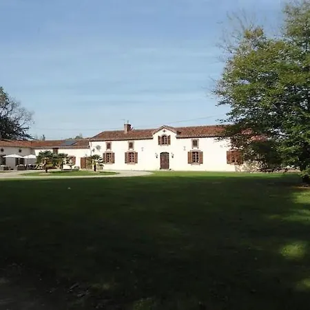 Very Spacious And Luxurious On Quiet Estate 1880 With Pool