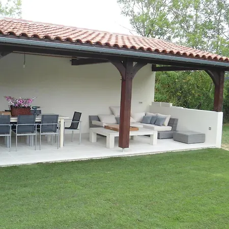 Very Spacious And Luxurious On Quiet Estate 1880 With Pool Holiday home