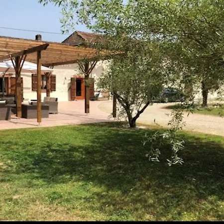 Very Spacious And Luxurious On Quiet Estate 1880 With Pool Holiday home